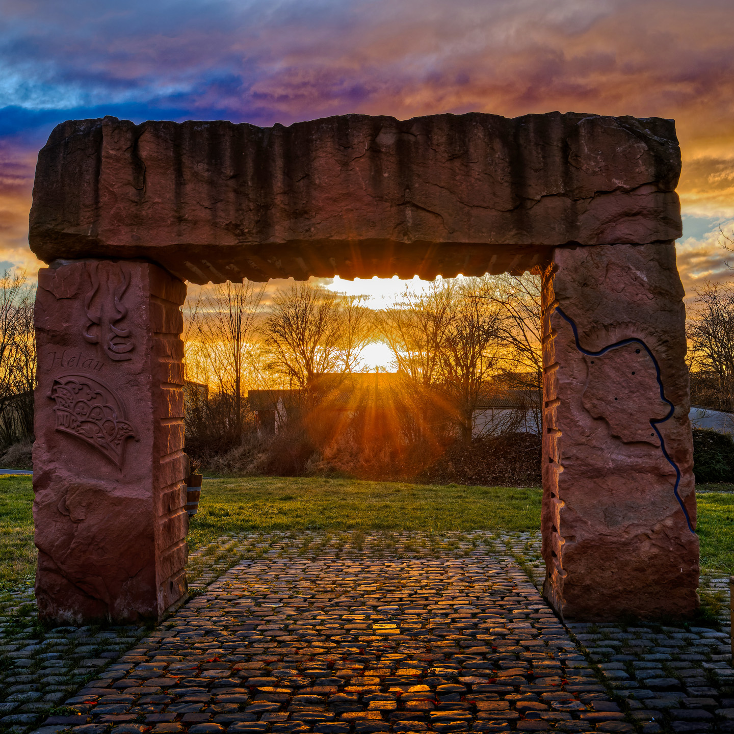 Rheinhessentor im Sonnenuntergang